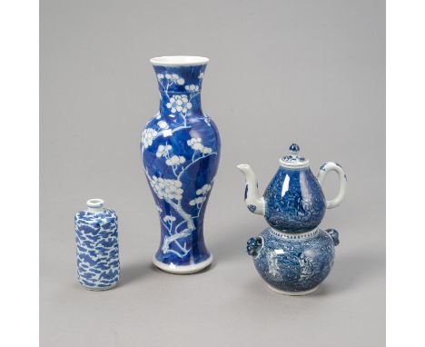 Zweiteilige unterglasurblau dekorierte Porzellankanne, große Snuffbottle mit Fledermäusen und eine BalustervaseChina, untergl