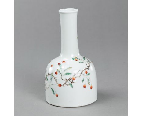 Porzellanvase in Schlegelform mit 'Famille rose'-Dekor von Goji-Zweigen und SchmetterlingenChina, unterglasurblaue Kangxi-Sec