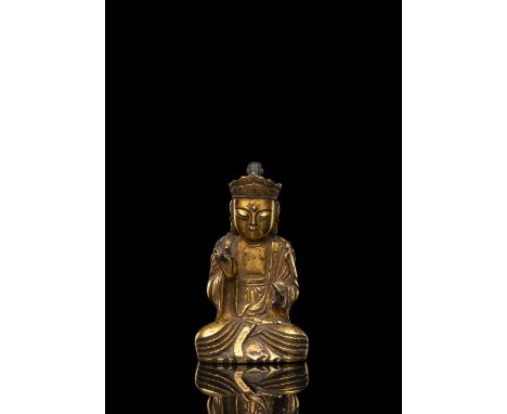 Sehr seltene feuervergoldete Bronze des BuddhaKorea, ca, 16./ 17. Jh.H. 9,2 cmIn Vajrasana sitzend, die rechte Hand in einer 