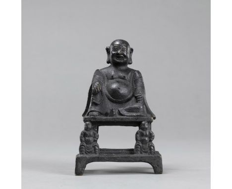 Sitzender Budai aus Bronze auf einem hohem PodestChina, Qing-DynastieH. 15,5 cmEhemals aus einer deutschen Privatsammlung, in