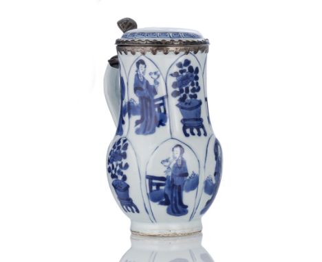 Kleiner Krug mit unterglasurblauem Dekor von Damen mit Montierung aus SilberChina, am Boden gemarkt 'yu', Kangxi-Periode, die