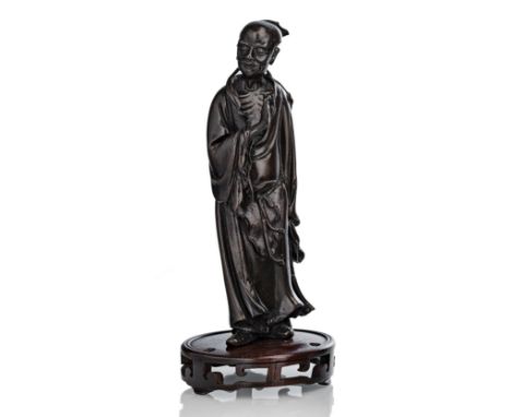 Bronze eines stehenden Louhan auf einen Holzstand montiertChina, 17. Jh.H. 24,7 cm (o. S.)Alte europäische Privatsammlung, vo