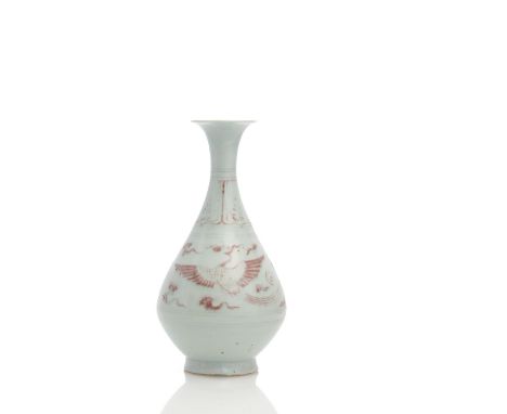 Seltene kupferrot glasierte Flaschenvase mit Phönixdekor zwischen RankwerkChina, Yuan-DynastieH. 28 cmEuropäische Privatsamml