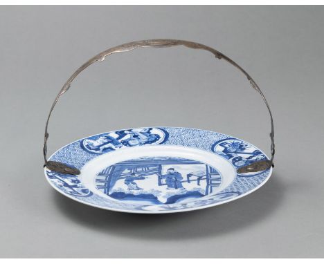 Flacher Teller mit unterglasurblauem figuralem Dekor und späterem europäischem SilbergriffChina, Kangxi-Marke, 18. Jh.D. 26,7
