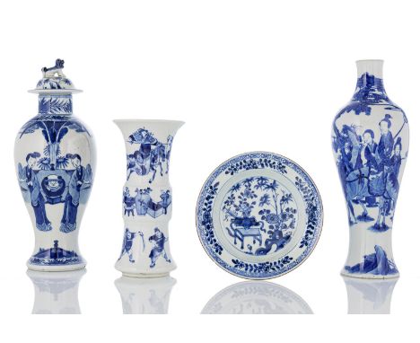 Drei Vasen mit unterglasurblauem Figurendekor und eine kleiner TellerChina, die Deckelvase mit unterglasurblauer Kangxi-Vierz