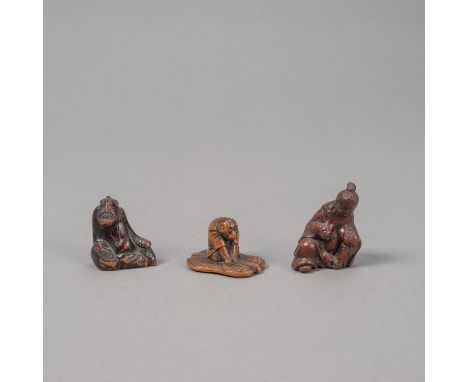 Drei Netsuke aus Buchsbaum: ruhender Gelehrter, Affe auf Palmblatt und stilllende Mutter mit KindJapan, eins sign., 19. Jh.H.