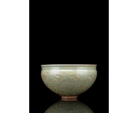 Seltene und große Yaozhou-Wärmeschale für eine KanneChina, Jin-Dynastie, ca. 12. Jh.D. 24,1/ H. 14,3 cmDiese tiefe Schale aus