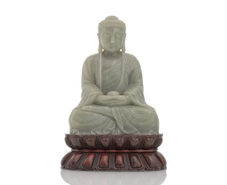 Figur des sitzenden Buddha aus hellgrüner Jade, in den Händen einen Lotosschale haltendChina, Republik-Periode oder späterH. 