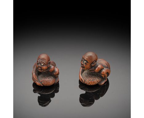 Zwei Netsuke, blinde Steinhebers aus BuchsbaumJapan, das zweite sign. Ryûmin, Mitte 19. Jh.H. 3,7 cm und 3,5 cmDer Blinde, nu