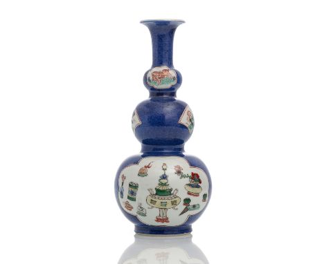 Puderblau glasierte Vase in Kalebassenform mit Antiquitäten ion den Farben der 'Famille verte'China, Kangxi-PeriodeH. 24 cmAu