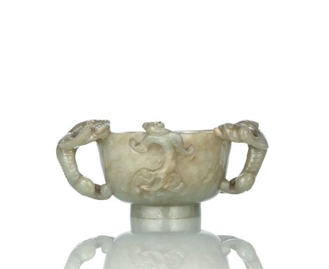 Feine Schale aus Jade mit drei plastischen Chilong als HandhabenChina, 16./ 17. Jh.B. 12,8 cmHellgrüne glänzend polierte Jade