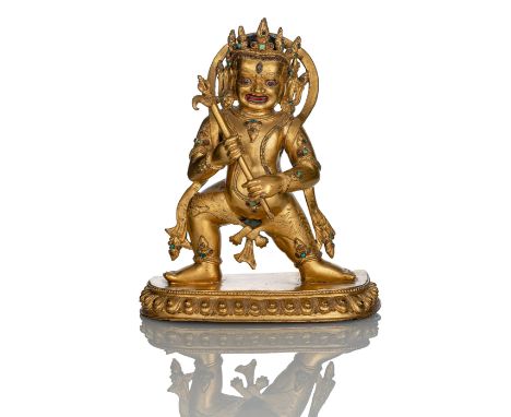 Bedeutende feuervergoldete Bronze des TakkirajaZentral-Tibet, 15.Jh.H. 27,2 cmMit seinen kräftigen Beinen in Pratyalidhasana 