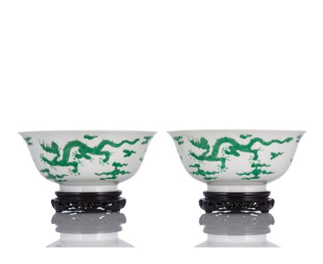 Paar Porzellanschalen mit Drachendekor in grünem EmailChina, unterglasurblaue Chenghua-Marken, Kangxi-PeriodeD. 18,5 cmHolz-S