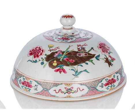 Großer 'Famille rose'-Cloche mit Blüten und SymbolenChina, frühe Qianlong-PeriodeD. 32,2 cmGlockenförmiger, gewölbter Deckel 