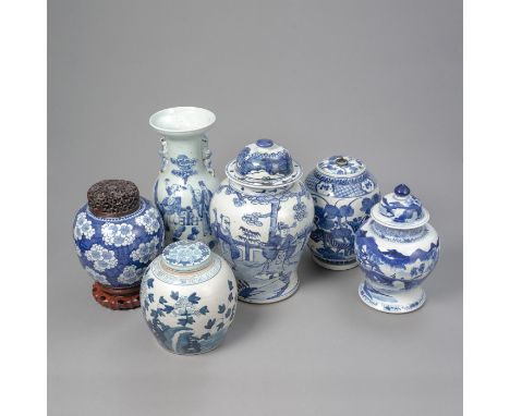 Konvolut Blau-weiß-Porzellan: fünf Deckelvasen und eine BalustervaseChina, zwei gemarkt "Hengfeng tang bogu zhi" und "Kangxi 