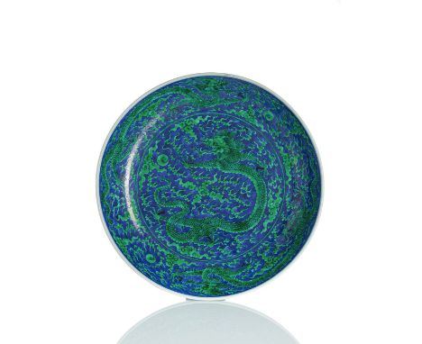 Großer Teller aus Porzellan mit grünen Drachen auf blauem FondChina, unterglasurblaue Kangxi-Sechszeichenmarke und wohl aus d
