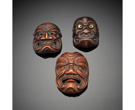 Drei Masken-Netsuke aus HolzJapan, 19. Jh.H. 4 - 5 cmKyôgen-Masken des Buaku. Reste von schwarzem Lack. Sign. Gyokkei; Grotes