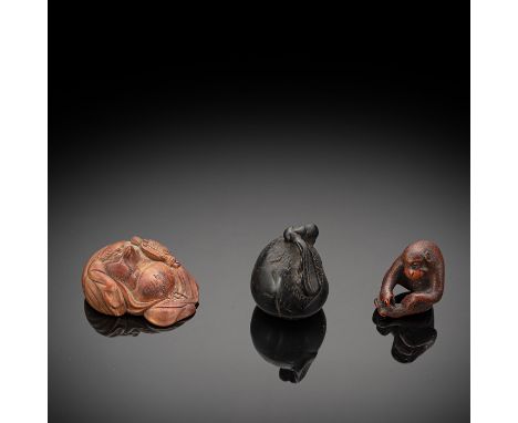 Drei Netsuke aus HolzJapan, 19.Jh./ Meiji-PeriodeH. 2-4,5 cmLiegender tanuki, feiner gefüllter Sprung; Sich lausender Affe. S