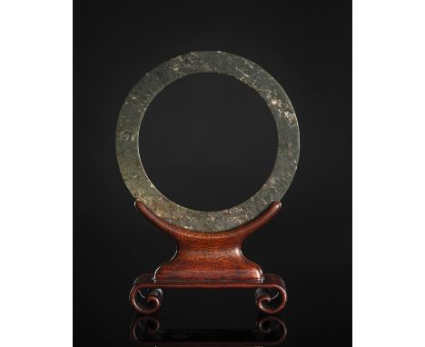 Bi aus spinatgrüner Jade auf HolzstandChina, Neolithikum, ca. 2000 v. Chr.D. 18 cmSpinatgrüne, durchscheinende Jade mit helle