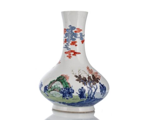 Flaschenvase aus Porzellan mit unterglasurblauem und emailliertem Figuren- und LandschaftsdekorChina, unterglasurblaue Kangxi