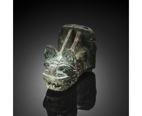 Bronzebeschlag in Form eines TigerkopfesChina, spätere östliche Zhou-DynastieL. 5,5 cmDer ausgezeichnet modellierte Tigerkopf