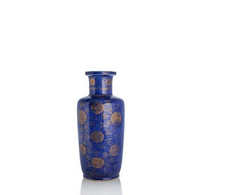 Puderblaue Rouleau-Vase mit Goldmalerei von LotusChina, Kangxi-PeriodeH. 45,5 cmUm die Wandung mit Lotus und Rankwerk in fein