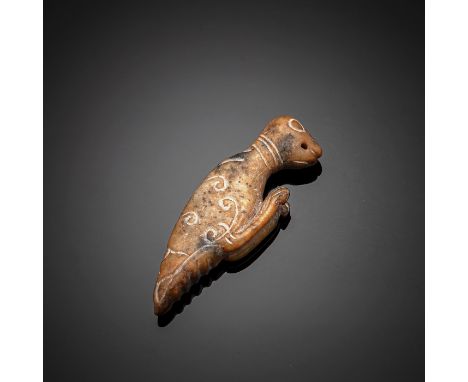Anhänger aus gelbbrauner Jade in Form einer Gottesanbeterin (?)China, vermutlich frühere Zhou-DynastieL. 5,8 cmNaturalistisch