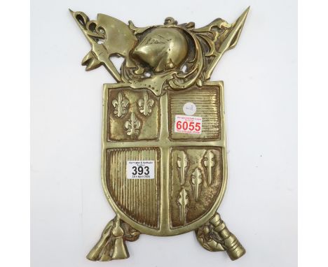 Brass coat of arms, H: 36 cm. UK P&amp;P Group 2 (£20+VAT for the first lot and £4+VAT for subsequent lots) 