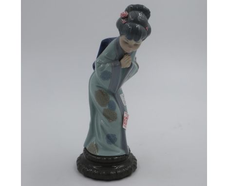 Lladro Geisha girl, H: 25 cm, no chips or cracks. UK P&amp;P Group 2 (£20+VAT for the first lot and £4+VAT for subsequent lot