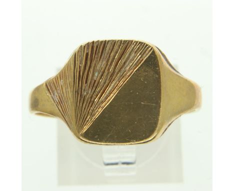 9ct gold gents signet ring, size W, 4.3g. UK P&amp;P Group 0 (£6+VAT for the first lot and £1+VAT for subsequent lots) 