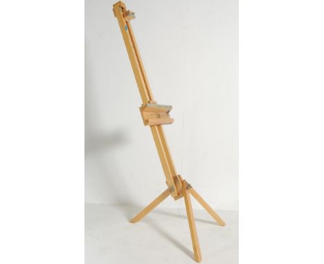 A vintage retro 20th century artist's easel of wooden construction having adjustable legs for ease of transport.
Measures 155