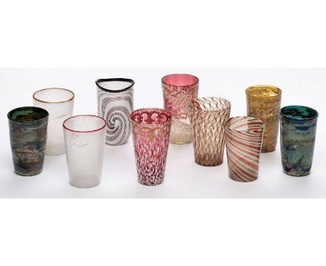 Konvolut von 10 versch. Glasbechern,wohl Murano 20. Jh. Glas in versch. Farben m. versch. Faden-, Splitter- u. Glittereinlage