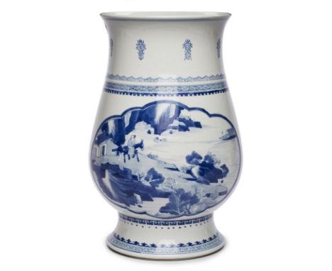 Gr. Vase, China wohl Kangxi/ 18. Jh.Porzellan m. Blaumalerei-Dekor. Kugelig- bauchiger Kelch m. leichtem Profilring auf Schul