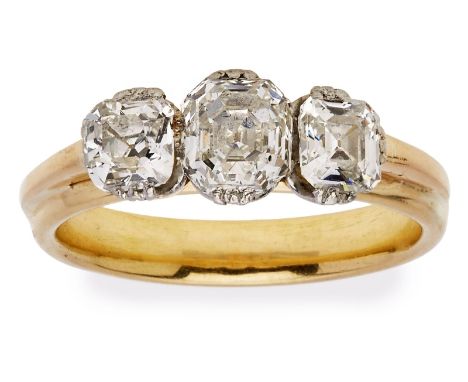 Diamant-Ring.18 kt GG, besetzt m. 3 Diamanten im Asscher-Schliff v. ca. 1,20ct u. 2 x ca. 0,60 ct, zus. ca. 2,40 ct in WG-Fas