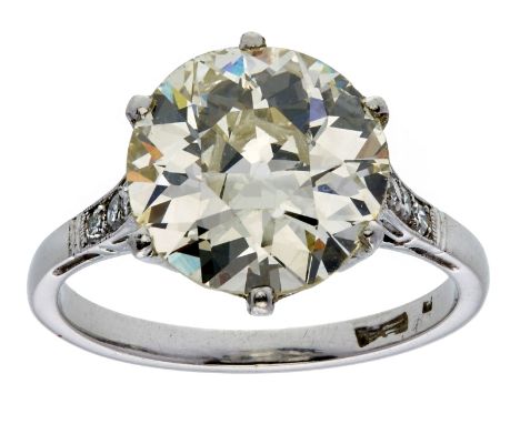 Diamant-Solitär-Ring.Platin, besetzt m. 1 gr. Altschliff-Diamant v. ca. 4 ct (Farbe leicht getönt/ Reinheit vsi) flankiert v.