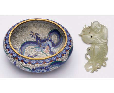 Cloisonné-Schale und Jade-Schnitzerei,China wohl 1. Hälfte 20. Jh. a) Schale: rd. Form m. gewölbtem Rand, innen u. außen vers