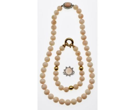 3-tlg. Konvolut Engelshautkorallen-Schmuck.Engelshautkorallen, 18 kt GG/WG, teils besetzt m. Achtkant-Diamanten. Bestehend au