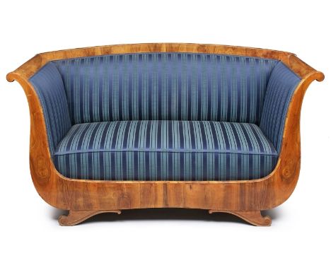 Biedermeier-Sofa süddt. um 1825.Nussbaum massiv u. Wurzelnussbaum furniert. Gondelförmiges Gestell. Armlehnen in Voluten ende