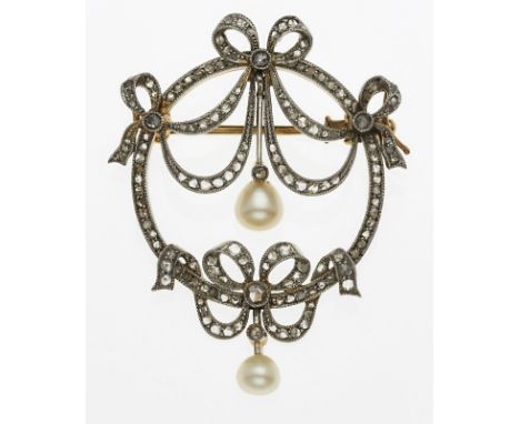 Runde Schleifen-Brosche m. Diamantenu. Perlen, Jugendstil um 1900. 18 kt GG/Platin, besetzt m. 2 weißen Perlen u. zahlr. kl. 