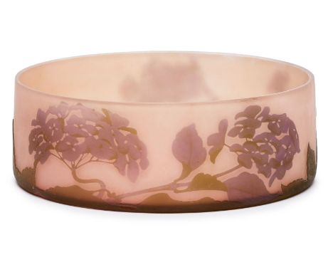 Schale "Hortensien", Gallé um 1920.Farbloses Glas, innen rosé u. außen violett u. grün überfangen, mattiert. Runde Form m. ge