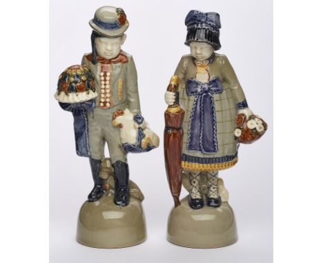 Paar Figuren in Tracht, Wächtersbach um 1910.Entw.: Ernst Riegel. Heller Scherben, bunt bemalt u. glasiert. Mädchen u. Junge 