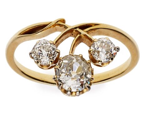 Diamant-Ring, Jugendstil um 1900.14 kt GG, mittig besetzt m. 1 Altschliff-Diamant v. ca. 0,75 ct flankiert v. 2 kl. Altschlif