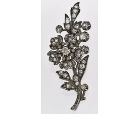 Diamant-Blumen-Brosche um 1890.18 kt RG/Silber, besetzt m. 2 Altschliff- Diamanten v. zus. ca. 0,50 ct u. 30 kl. Altschliff-D
