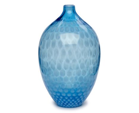 Gr. Vase, Borovier &amp; Toso,Murano wohl um 1970. Blaues Glas m. weißer Tupfenaufschmelzung. Ovoide Form m. kurzem, engem Ha