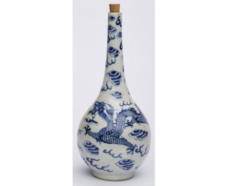 Enghalsvase, China wohl 18. Jh.Porzellan m. Blaumalerei-Dekor. Kugeliger Korpus auf Standring, in langen, schlanken Hals zusc