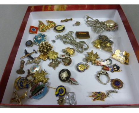 Tray of Brooches including Costume, Enamelled, Robertson Golly and a Silver Army Corps, etc
