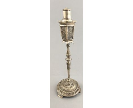 A lighter in the form of a streetlamp