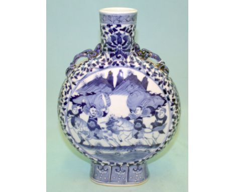 AN ANTIQUE CHINESE BLUE AND WHITE MOON FLASK SHAPED VASE finely decorated with warriors on horseback, small lizard handles to