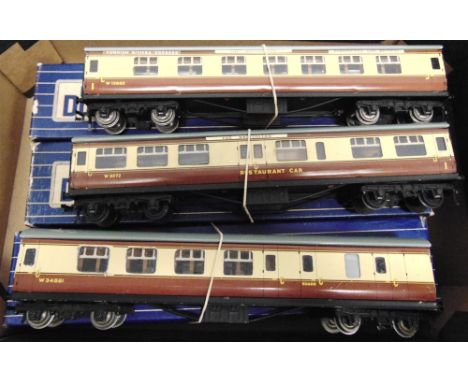 [OO GAUGE]. THREE HORNBY DUBLO B.R. (W.R.) COACHES  comprising a D20, Composite Restaurant Car, plastic wheels; D21, First-Se
