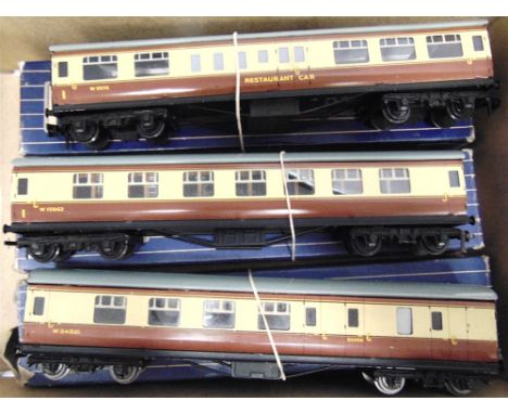 [OO GAUGE]. THREE HORNBY DUBLO B.R. (W.R.) COACHES  comprising a D20, Composite Restaurant Car, plastic wheels; D21, First-Se